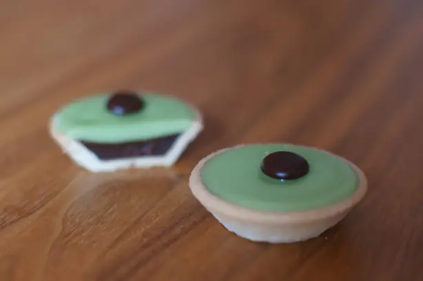 Foto von Schweizer Carac Törtchen Klassisch – fertig angerichtet