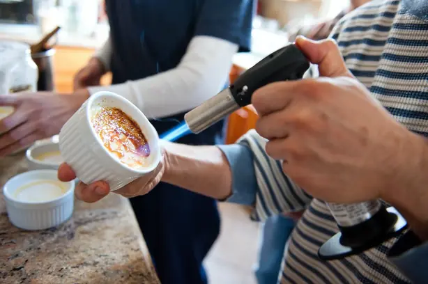 Foto von Klassische Französische Crème brûlée (2) – fertig angerichtet