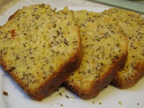 Foto von Britischer Seed Cake mit Kümmel – fertig angerichtet