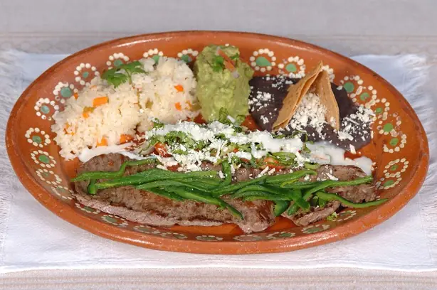 Foto von Carne a la tampiqueña Klassisch – fertig angerichtet