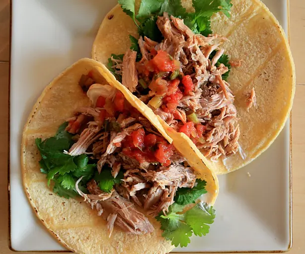 Foto von Mexikanische Carnitas vom Schwein – fertig angerichtet