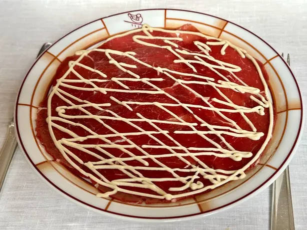 Foto von Klassisches Rinder-Carpaccio – fertig angerichtet