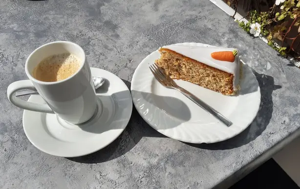 Foto von Möhrenkuchen im Mikrowellen-Style – fertig angerichtet