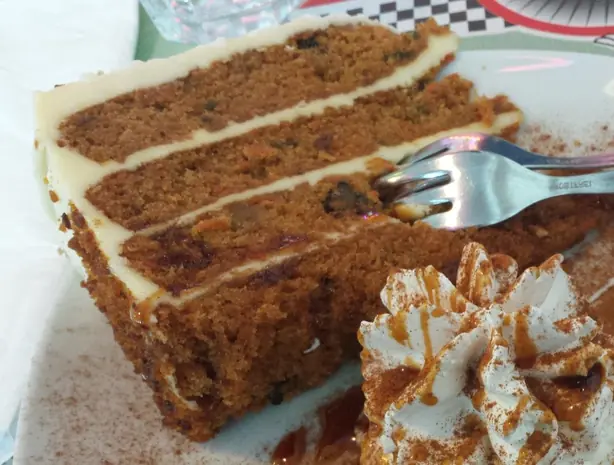 Carrot cake at America Graffiti (cropped) – Foto: Elitre (CC BY-SA 4.0)
