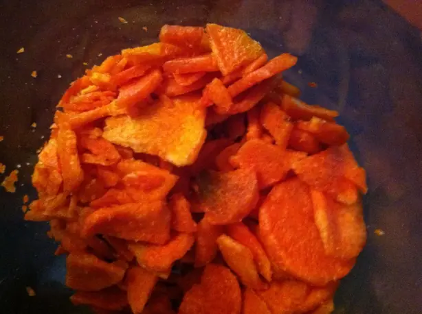 Foto von Knusprige Karotten-Chips aus dem Ofen – fertig angerichtet