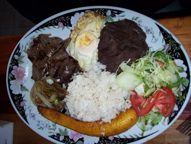 Foto von Costa-Ricanischer Casado Klassisch – fertig angerichtet