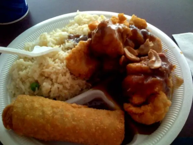 Foto von Chinesisches Cashew-Hähnchen (Wok) – fertig angerichtet