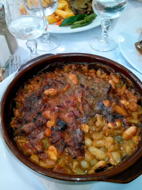 Foto von Französisches Cassoulet de Castelnaudary – fertig angerichtet