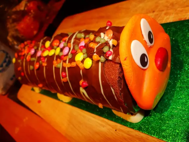 Foto von Britischer Schoko-Raupenkuchen Colin – fertig angerichtet