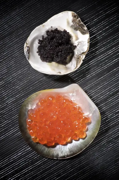 Foto von Klassische russische Kaviar-Blinis – fertig angerichtet