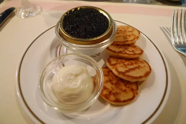 Foto von Russische Oladji Pfannkuchen – fertig angerichtet