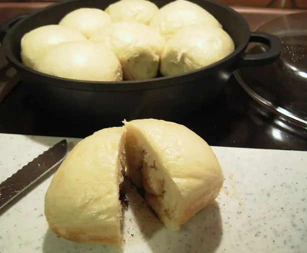 Foto von Klassische Bayerische Dampfnudeln – fertig angerichtet