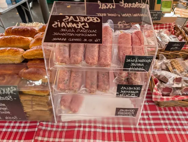 Foto von Hausgemachte Cervelas de Lyon mit Pistazien – fertig angerichtet