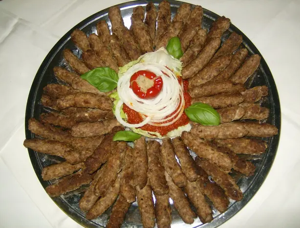 Foto von Serbisches Karadjordje-Schnitzel – fertig angerichtet