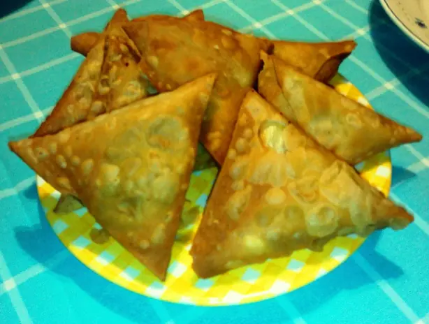 Foto von Indische Samosas klassisch – fertig angerichtet