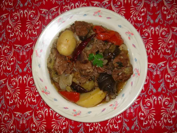 Foto von Georgischer Lammeintopf Chanakhi – fertig angerichtet