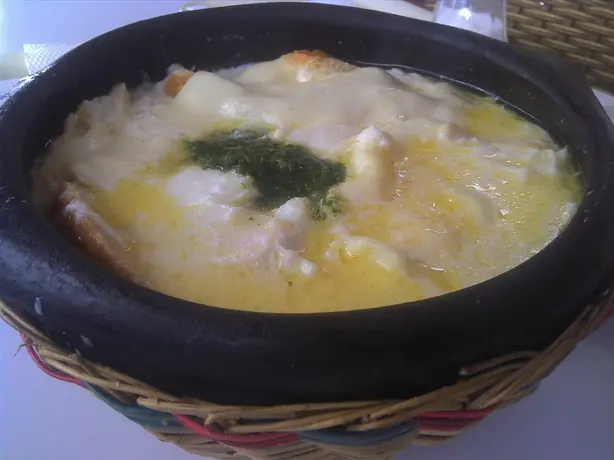 Foto von Kolumbianische Changua Frühstückssuppe – fertig angerichtet