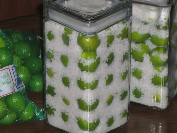 Foto von Vietnamesische Salz-Limetten Chanh Muối – fertig angerichtet