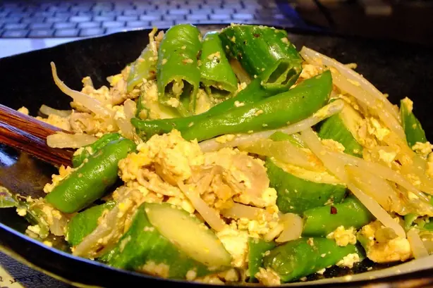 Foto von Okinawan Gōyā Chanpurū – fertig angerichtet