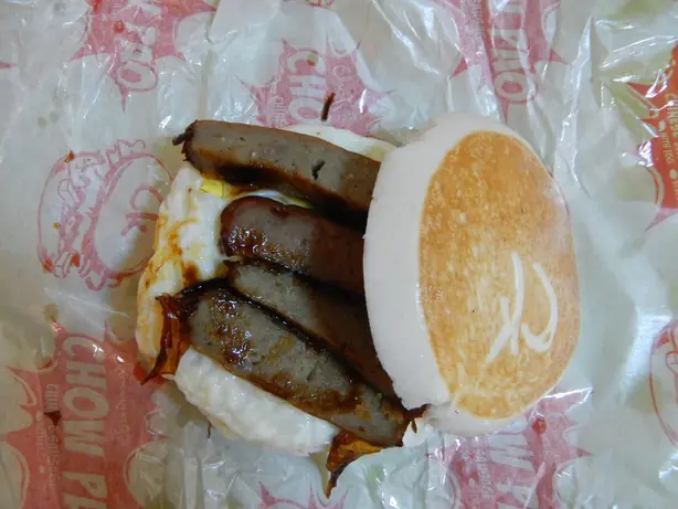 Foto von Klassischer Tontopf-Reis mit Lap Cheong – fertig angerichtet