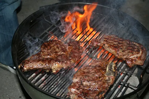Foto von Char-grilled Chuck Steak klassisch – fertig angerichtet