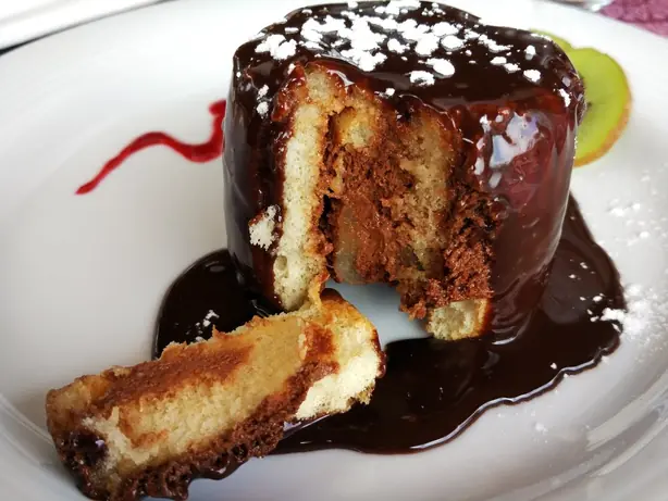 Foto von Klassische Charlotte Russe – fertig angerichtet