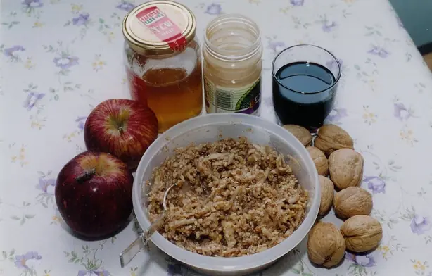 Foto von Sephardisches Dattel-Charoset – fertig angerichtet