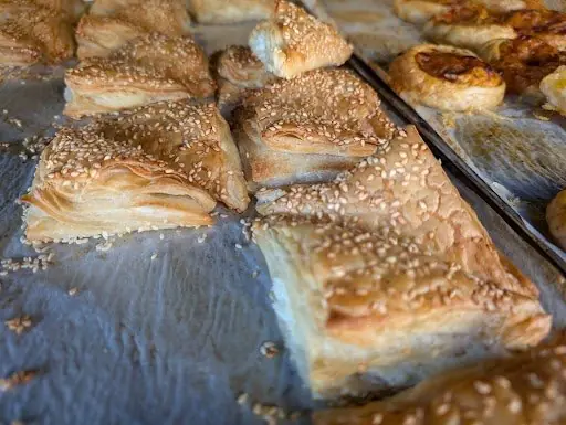 Cheese-Bourekas-11-08-2024 2 - Jerusalem, Israel – Foto: PeleYoetz (CC0)