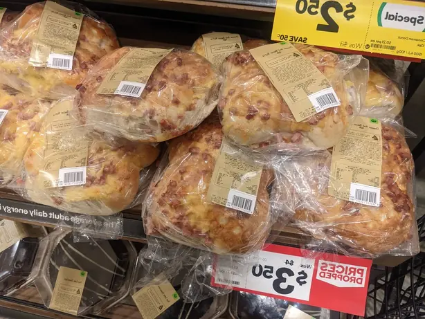 Foto von Australische Cheese and Bacon Rolls – fertig angerichtet