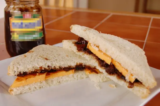 Foto von Britisches Cheese & Pickle Sandwich – fertig angerichtet