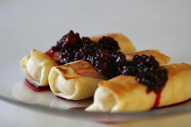 Foto von Jüdische Käseblintzes für Schawuot – fertig angerichtet