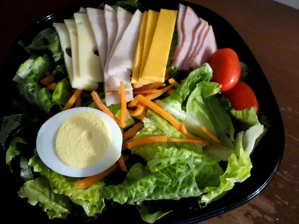 Foto von Chefsalat mit Joghurt-Dressing – fertig angerichtet