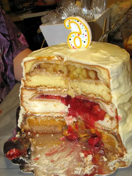 Foto von Amerikanischer Cherpumple Hybridkuchen – fertig angerichtet