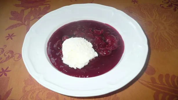 Foto von Ungarische Kalte Weichselsuppe Meggyleves – fertig angerichtet