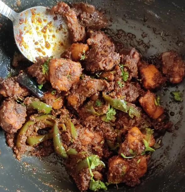 Foto von Klassisches Chicken Chettinad – fertig angerichtet