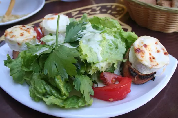 Foto von Klassischer Chèvre Chaud Salat – fertig angerichtet