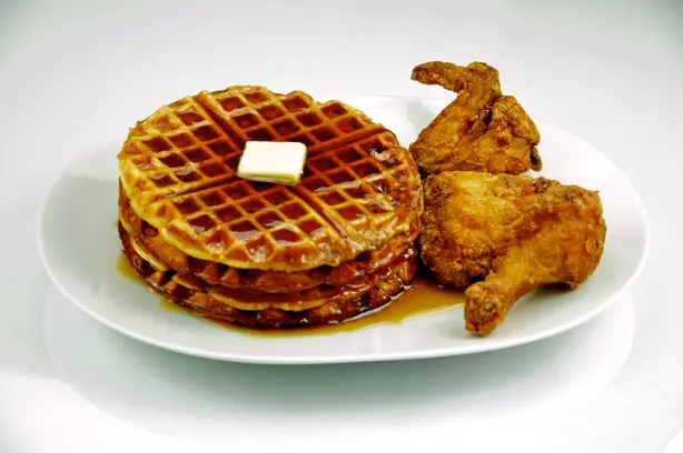 Foto von Südstaaten Chicken and Waffles – fertig angerichtet