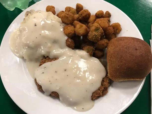 Foto von Südstaaten Chicken-Fried Steak – fertig angerichtet