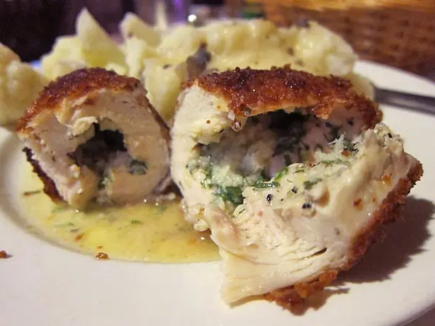 Foto von Kiewer Kotelett klassisch – fertig angerichtet