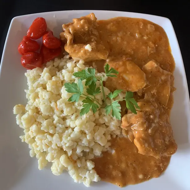 Foto von Klassisches Ungarisches Paprikahuhn – fertig angerichtet