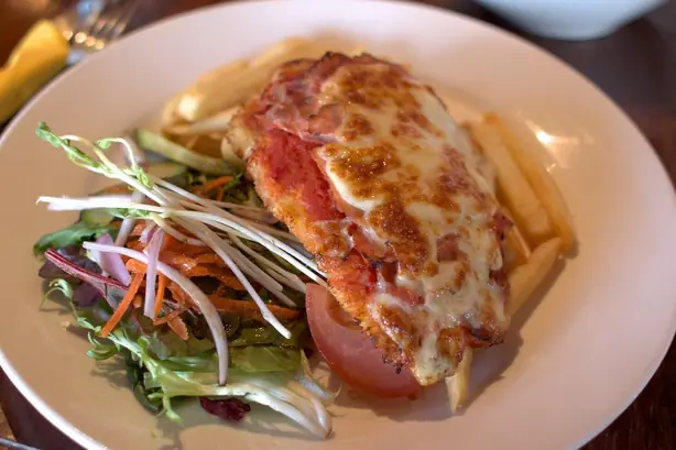 Foto von Italo-Amerikanisches Chicken Parmesan – fertig angerichtet