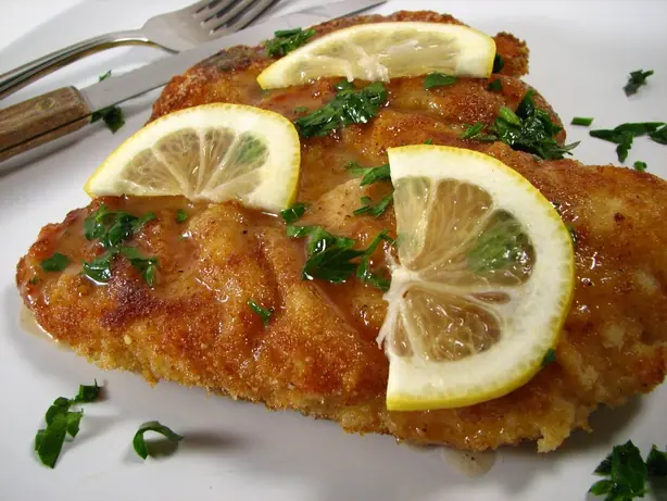Foto von Klassisches Kalbs-Piccata al Limone – fertig angerichtet
