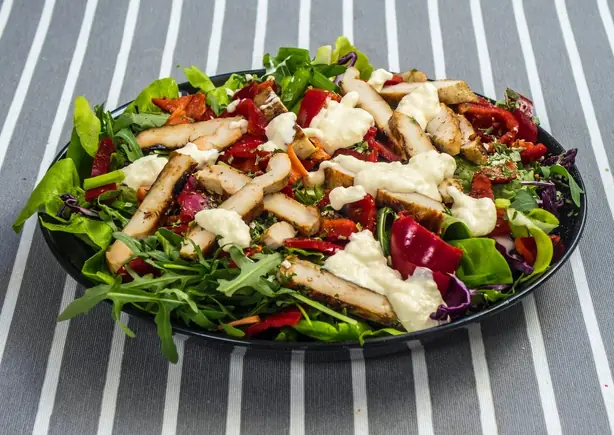 Foto von Klassischer Geflügelsalat mit Früchten – fertig angerichtet