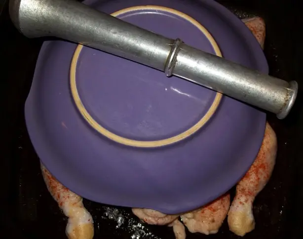 Foto von Georgisches Hähnchen Tabaka – fertig angerichtet