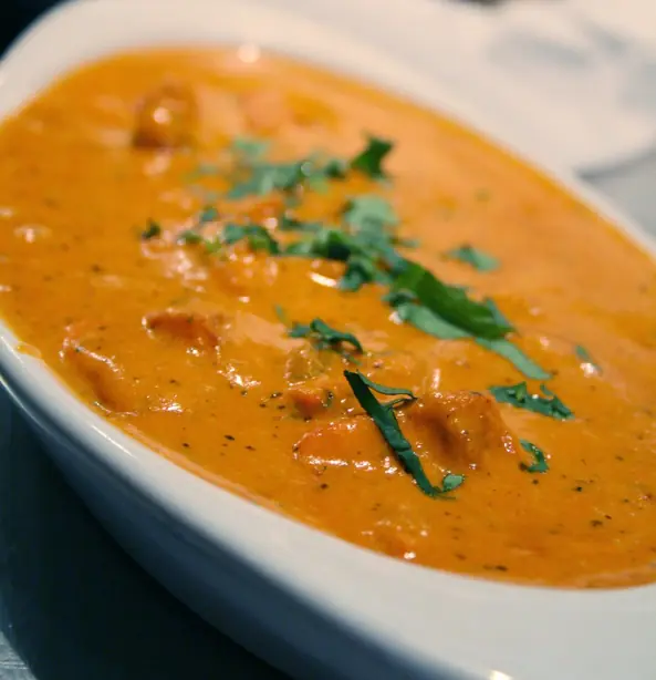 Foto von Klassisches Chicken Tikka Masala – fertig angerichtet