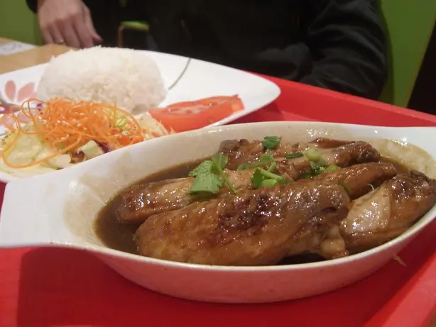 Foto von Kantonesische Cola Chicken Wings – fertig angerichtet