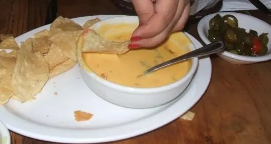 Foto von Klassischer Tex-Mex Chile con Queso – fertig angerichtet
