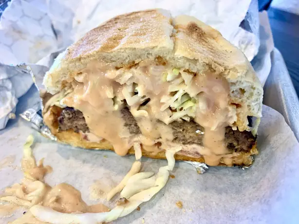 Foto von Dominikanischer Chimi Burger – fertig angerichtet