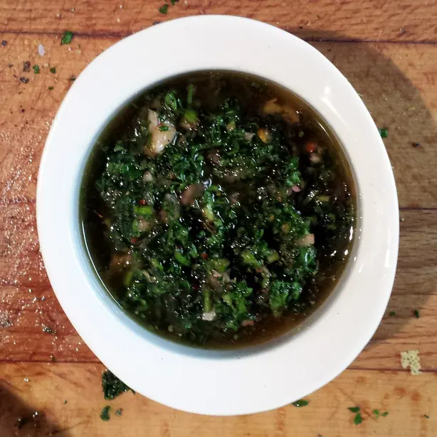 Foto von Argentinisches Chimichurri Klassisch – fertig angerichtet