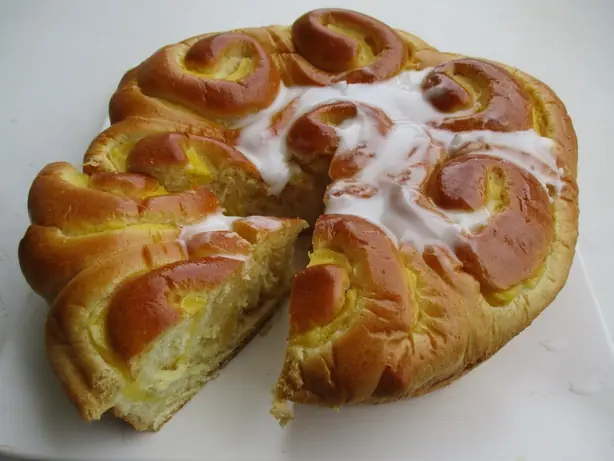 Foto von Elsässer Chinois Brioche-Kuchen – fertig angerichtet